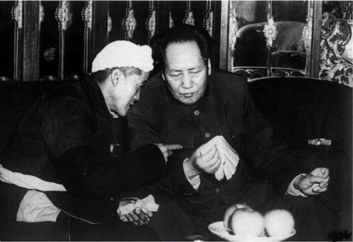 1952年，毛澤東與陜甘寧邊區(qū)勞動(dòng)模范楊步浩親切交談。