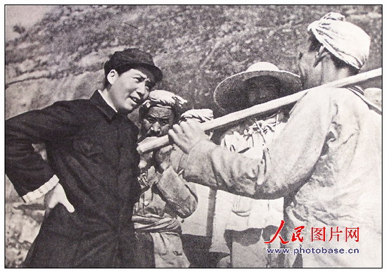 1939年，毛澤東同志在延安和楊家?guī)X農(nóng)民親切談話。