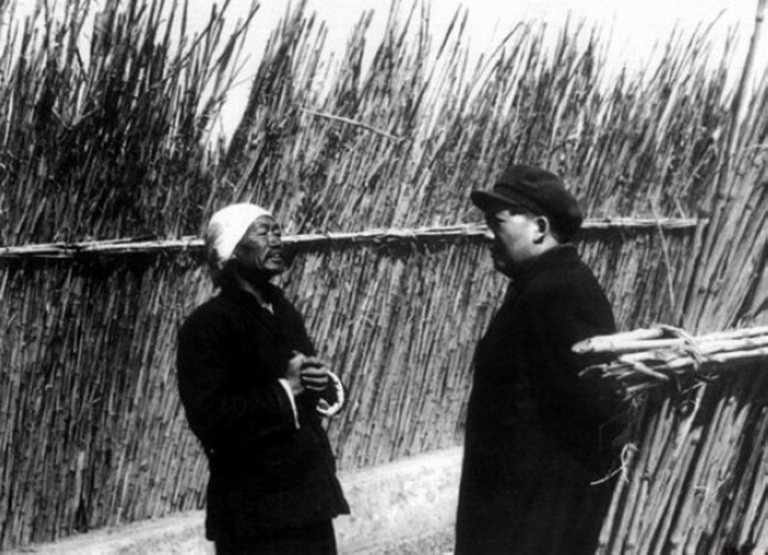1952年，毛主席在北京近郊訪問農(nóng)民。
