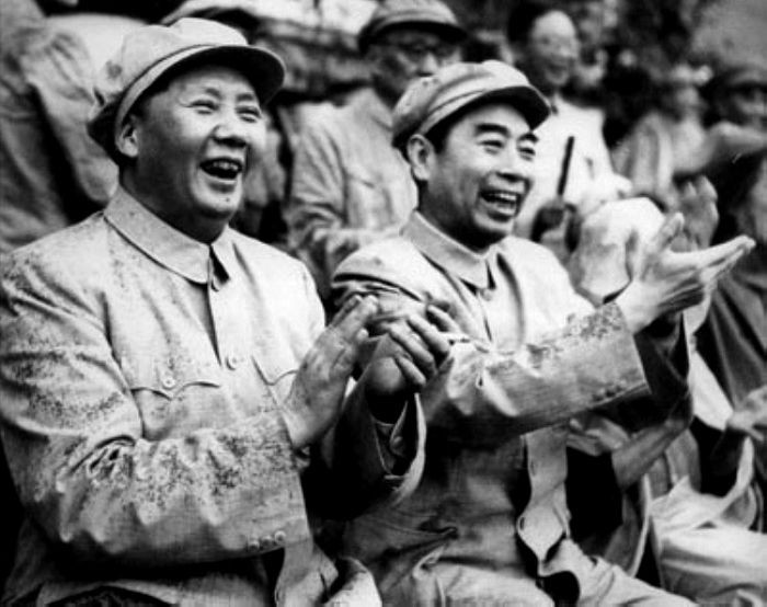 1952年，毛主席在北京與周總理冒雨觀看解放軍體育比賽。