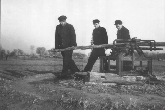 1954年，毛澤東在順義縣農(nóng)村視察。