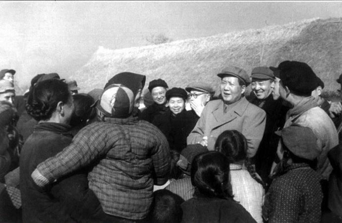 1955年，毛澤東在南京郊區(qū)饒辰鄉(xiāng)十月農(nóng)業(yè)合作社和群眾交談。