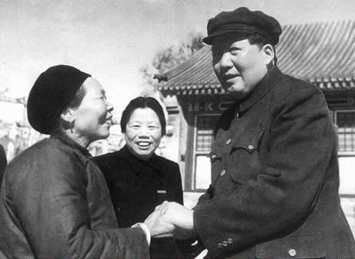 1954年，毛澤東接見抗美援朝英雄黃繼光的母親鄧芳芝。