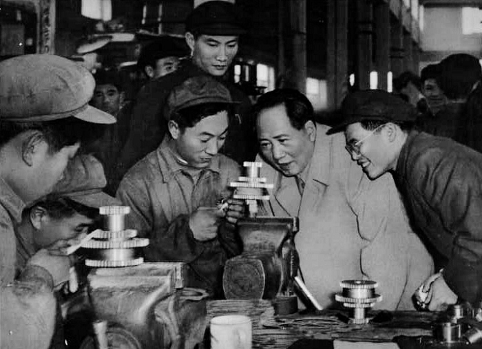 1956年，毛主席在天津視察工廠。