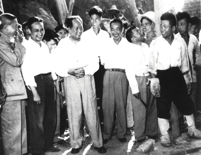 1958年，毛主席在湖北視察武昌第一紗廠(現(xiàn)武漢國棉六廠)。