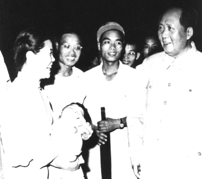 1957年，毛主席在湖北武漢長江大橋上與群眾交談。