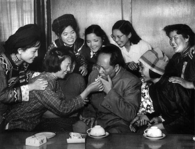 1957年，毛澤東和中國新民主主義青年團(tuán)第三次全國代表大會(huì)的“三大”代表在一起。攝影：洪克