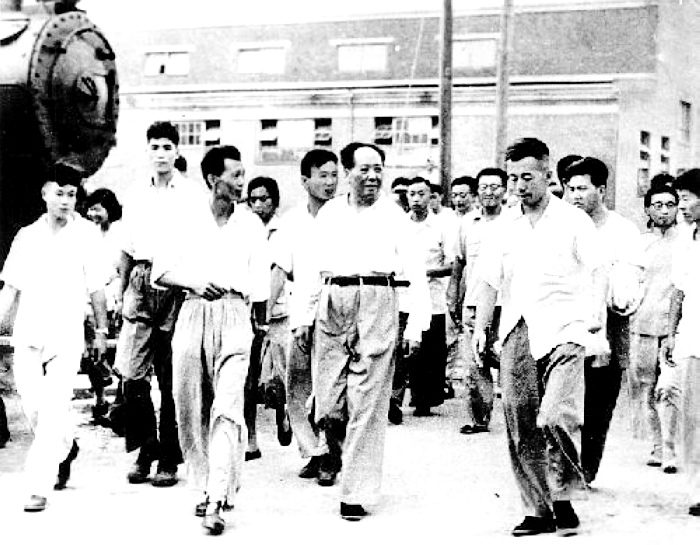 1958年，毛主席在湖北視察武漢重型機(jī)床廠。