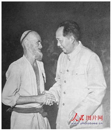 1958年，毛澤東和維吾爾族老人庫爾班·吐魯木親切握手。