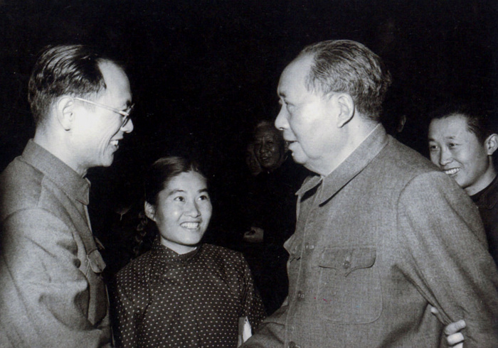 1965年，毛主席在北京與生物化學(xué)家彭加木親切握手交談。攝影：錢嗣杰