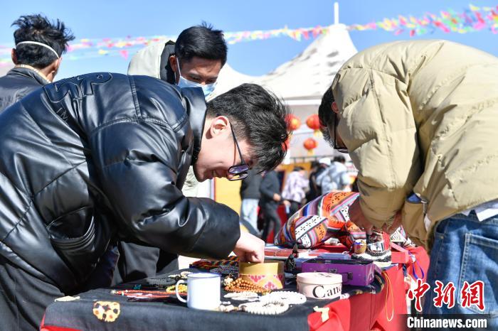 圖為展銷會(huì)現(xiàn)場?！∝暩聛硭?攝