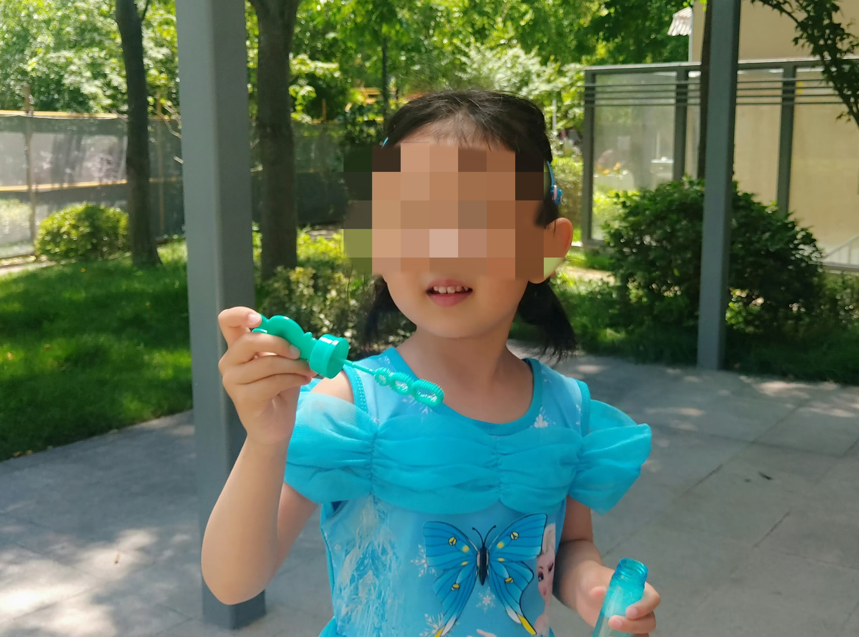 海灘失蹤女童。圖源：女童家人社交賬號(hào)