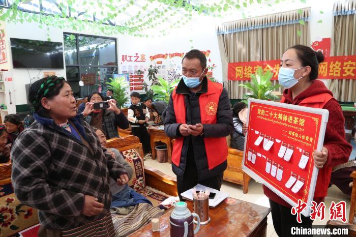 圖為瓊結(jié)縣村民參與問答?！愔闈扇?攝