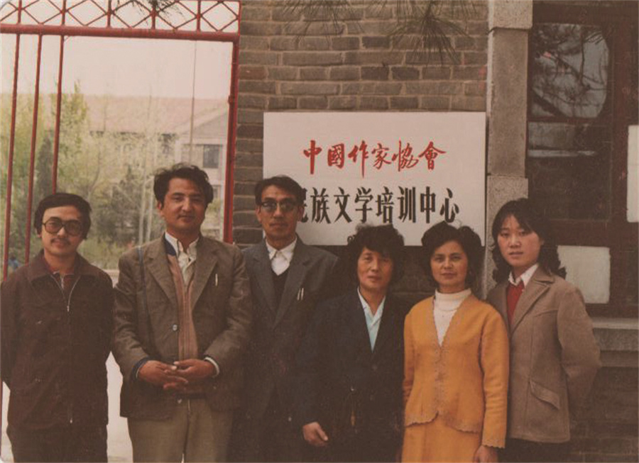 在民族文學(xué)雜志社任職期間，吉米平階（左一）和同事合影??.jpg